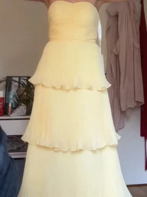 Ljusgul balklänning  - Säljer min balklänning från JJs house. Nypris 1400kr. Storlek 36 passar S och M, är 170 lång