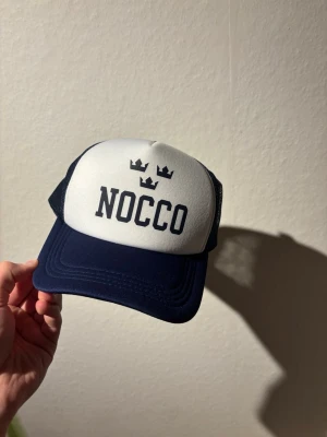 NOCCO X Tre kronor keps  - Snygg blå och vit truckerkeps från NOCCO i samarbete med tre kronor svenska j VM landslaget 2026 helt ny aldrig använt den limiterad till få antal och håller ett högt andra hand värde 💪 mitt pris är 499 men kom med förslag 😊