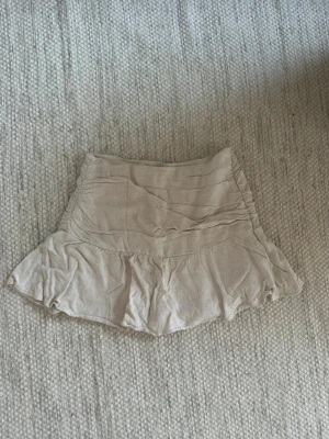 Minikjol i linne - Minikjol i linne med shorts under, från Stradivarius. Superfint skick!!🤍