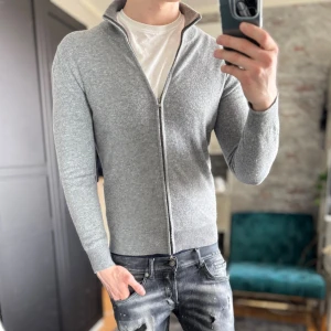 100% kashmir zip - Mycket bra skick, en liten otydlig fläck bara på sista bilden ! Passar dig som är mellan 165-175cm ungefär. Modellen är 185 cm, 75kg. Passar bra nu till våren! Skriv för mer information!🤝