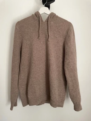 Beige stickad hoodie - Beige stickad hoodie i storlek M. 