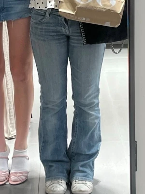 Ljusblå bootcut jeans - Sååå snygga jeans!! Med fickor på baksidan skriv för fler bilder. As snygg tvätt, köpte på plick märket hette något med seventeen. Passar mig som bär S/160 lång! Säljer för bra pris❤️