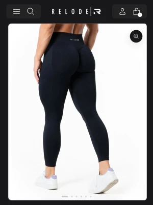 Svarta seamless tights från Relode - Snygga svarta tights från Relode midwaist och tight passform. Perfekta för gymmet eller löpning. Snygg scrunch som framhäver rumpan fint🥰🌸💕