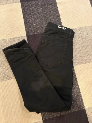 Dondup jeans - Ett par svarta dondup jeans i mycket bra skick. Modellen är george (den vanliga). Bara att höra av er om något undras över🤩