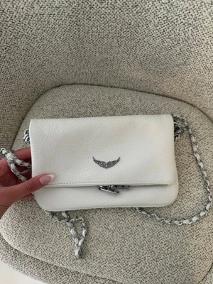 Zadig & Voltaire väska - Snygg vit väska från Zadig & Voltaire, helt ny och aldrig använd. Ej äkta, har en annan i mitt flöde också