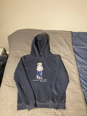 Ralph Lauren Polo Bear Hoodie - Säljer en riktigt snygg och laidback Polo Bear hoodie. Den är i mycket bra skick. Marinblå färg och i storlek M. 