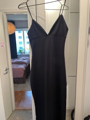 Svart klänning  - Svart långklänning från Bershka i stretchigt material. Storlek M, endast använd en gång. 
