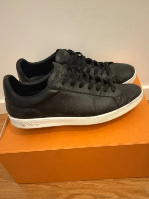 Louis Vuitton skor - Säljer dessa riktigt feta lv skor | Väldigt exklusiva och unika skor | Storlek 10,5 (passar 45) | Bra skick, finns lite slitage men syns i bild | Hör av dig vid minsta fråga eller fundering