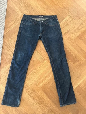 Acne jeans - Snygga mörkblå jeans från Acne jeans i modellen Max Raw. Jeansen är i fint skick, perfekta för en clean och stilren look.