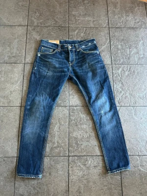 Dondup Jeans slim - Säljer dessa feta dondup jeans till ett riktigt bra pris! Size 32, sitter slim. Innerbenslängden är 70cm, passar alltså om man är ca 165-175 cm. Passa på att kapa!