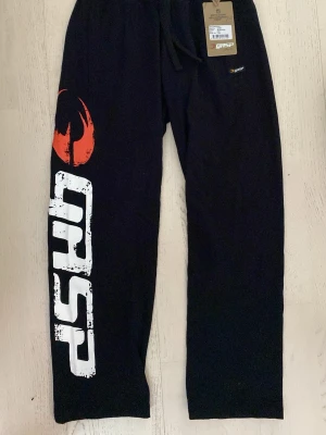 Svarta mjukisbyxor från GASP - Säljer ett par svarta mjukisbyxor från GASP, endast testade prislappen kvar! Säljer då de var något för små för mig. Superfin kvalitet :) helt nya