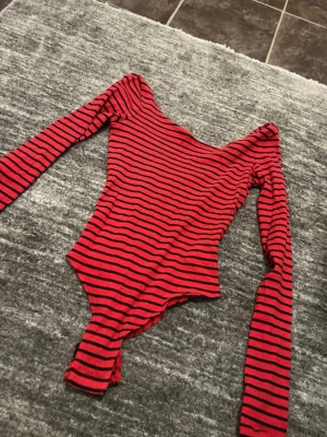 Randig topp body - Söt randig body i röd och svart, säljer pga storleken. Bara att DMa för frågor