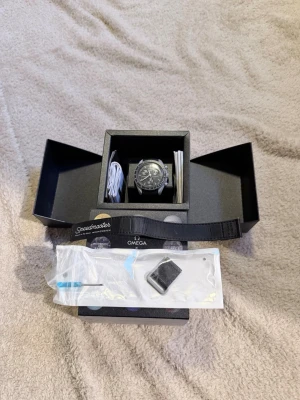 Omega x swatch svart  - Omega x swatch svart(köpt med extra band)säljer pga att jag tröttnat på den) passar 39-42mm) kontakta mig om du har mer frågor)