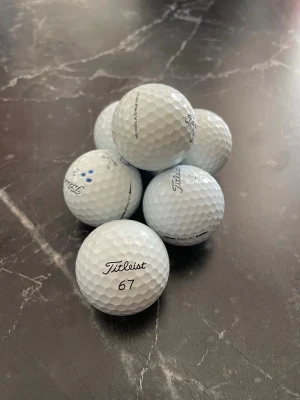 6 vita golfbollar Titleist Pro V1 - Säljer sex stycken vita golfbollar av märket Titleist, modell Pro V1. Perfekta för golfbanan eller träning.