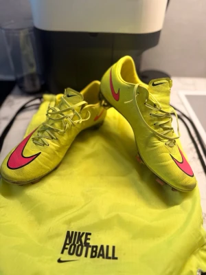 Nike Mercurial - Säljer dessa unika Nike mercurial skor som är sjukt svåra att få tag på marknaden. Det är liten defekt där fram men den fungerar fel fritt och påsen medkommer.