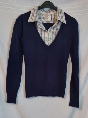 Tröja - Finstickad v-ringad tröja med avtagbar krage. (3 knappar saknas till krage) annars fint skick. Storlek 32/34 från kappahl.