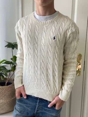 Kabbelstickad Ralph lauren tröja  - Kabbelstickad Ralph lauren tröja , lite utstretchad - rekommenderar för någon som antingen vill kunna ha skjorta under eller som kanske är lite bredare 😅🙂. Inga defekter annars! Modellen i bilderna är 180 cm 75 kg och bär Storlek L , Kom med frågor! 🌟 (Kan gå ned i pris vid köp av paket 😉) 