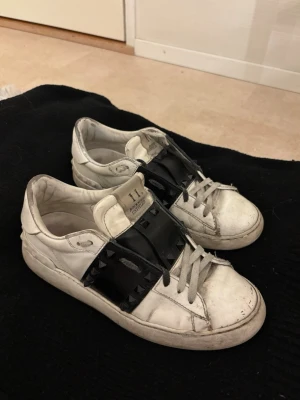 Valentino skor - Snygga vita Valentino opens med nitar. De är slitna men går säkert att göra rent och byta skosnören om man skulle vilja. Tyvärr är skosnöret trasigt på ena sidan, pris kan diskuteras💕