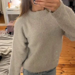 Stickad tröja - Mysig stickad tröja!! Mjukaste tröjan jag äger men säljer då jag har liknande!❤️‍🔥 Känns som mohair 