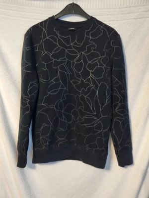 Tröja - Svart tröja med mönster I storlek xs från HM, mycket fint skick, använd fåtal gånger