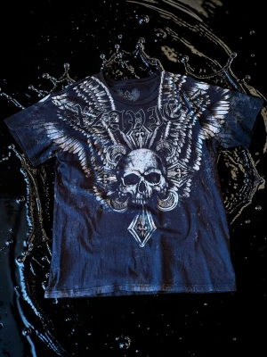 Xzavier jessie pinkman - Cool svart t-shirt från Xzavier med stort tryck av dödskalle och vingar på framsidan samt vingar och dekorativt mönster på baksidan. Skriv gärna om du har frågor!!