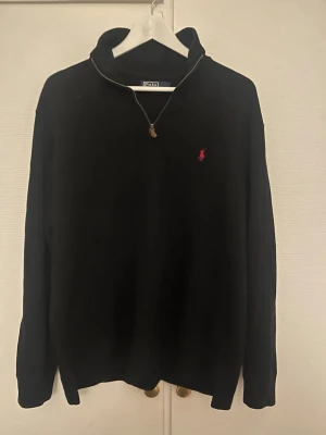Polo Ralph Lauren zip - Polo Ralph Lauren half zip med klassisk röd logga broderad på bröstet. Storlek L och i mycket bra skick!