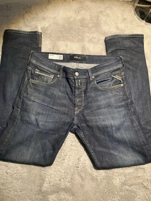 Blå straight fit jeans från Replay - Snygga blå jeans från Replay, modell Grover, med straight fit och klassisk femficksdesign. Jeansen har kontrastsömmar och är tillverkade i slitstark denim. Perfekta för en avslappnad och stilren look.