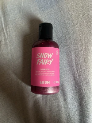 Lush Snow Fairy Shampoo 100g - Snow Fairy Shampoo från Lush i en 100g plastflaska. Shampot är rosa med glittereffekt och har en söt, godisliknande doft. Oanvänd!