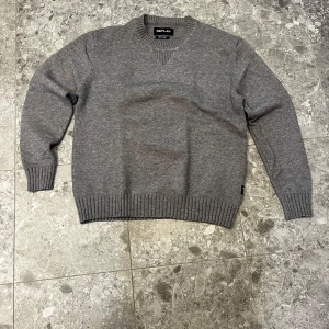 Grå stickad tröja från Replay - Säljer en stilren grå stickad tröja från Replay i storlek S.  Perfekt för lager-på-lager och enkel att matcha med jeans och mera. Stl s