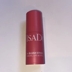 Isadora Blush Stick i rosa nyans - Krämrouge i stickformat från Isadora i en fräsch rosa ton. Enkel att applicera direkt på kinder, läppar och ögon. Kompakt och smidig för necessären, med rundad topp för mjuk applicering. Förpackningen är i matchande rosa plast. Har använt. 42 Rose perfection.