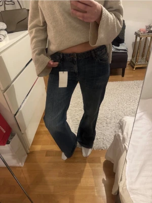Mörkblå bootcut jeans - Så snygga mörkblå bootcut jeans med klassisk femficksmodell och låg midja. Jeansen har en lätt tvättad look och raka ben som går ut nedtill. Nypris: 550kr