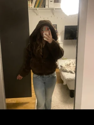 Brun teddyjacka med huva - Väldigt mjuk och fluffig jacka i fin brun färg från pull and bear, bra skick då jag knappt använt den. Skriv för fler detaljer/ bilder💕