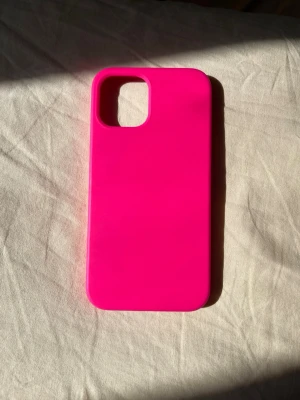Rosa mobilskal - Neonrosa mobilskal! Köpt på Vinted. Skulle passa 13, 14 och 15 men jag tror att den bara passar 15