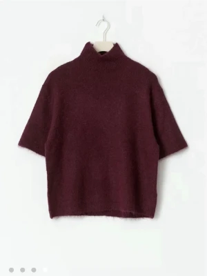 Vinröd tröja  - Säljer en i princip ny tröja från Gina Tricot, säljer då den är förstor och därav inte kommer till användning. Använd några fåtal gånger så inga defekter osv, kom privat för fler bilder eller frågor!! (Priset diskuteras vid snabb affär)❤️❤️