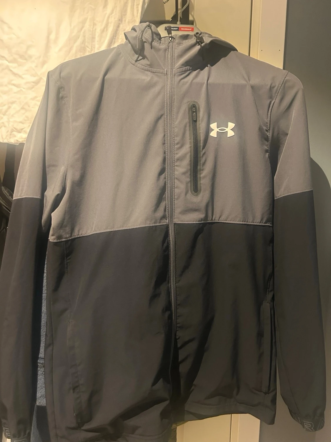 Grå och svart vindjacka Under Armour