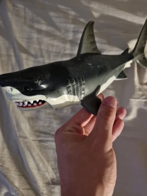 Plastleksak haj svartvit - Cool plastleksak i form av en haj med svart ovansida och vit undersida. Hajen har detaljerade fenor, tänder och ögon, perfekt för dig som gillar havsdjur eller vill ha en rolig prydnad. Något du kan ge till dina barn om dem är intresserade. 