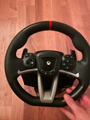 RWO HORI Racing ratt och pedal - Säljer ett racing ratt- och pedalset från Hori till Xbox series X,S och PC. Använd en gång då jag redan då tappade intresse för simracing. Säljer nu denna så denna kan bli använd av någon annan. Som sagt i toppskick och i princip oanvänd. Prislapp 1500kr. Originalbilden finns ej.