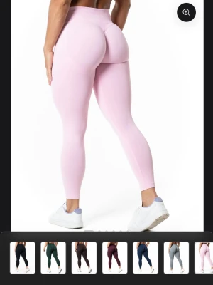 Aura Seamless Scrunch Tights - Blush pink - Size M - Supersnygga ljusrosa seamless leggings med mellanhögmidja och scrunch-detalj bak. Använda men i väldigt fint skick! Storlek M, längd regular. Säljer då tyvärr har blivit för små för mig😇 Åtsittande passform, perfekt för sig som brukar ha S eller är mellan de två storlekarna. Nypris 699 kr