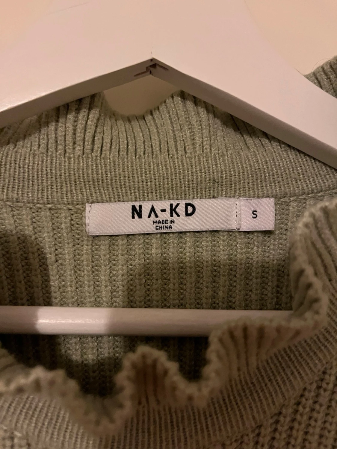 Stickad tröja med volang - 2