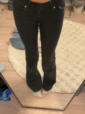 Svarta low waist bootcut jeans - Säljer ett par svarta bootcut jeans med låg midja ifrån lager 157 som inte kommer till användning💕använda 1-3 ggr i storlek XS