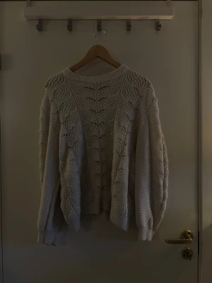 Vit stickad tröja från Angelology - Säljer en vit stickad tröja från Angelology i storlek M. Tröjan har ett snyggt hålmönster, rund halsringning och ribbade muddar vid ärmslut och nederkant. Perfekt för lager på lager och ger en chill vibe till din outfit.Hör av dig om du har några frågor! 💗🫶🏼