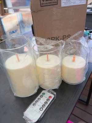 Set med LED-ljus i glas med fjärrkontroll - Säljer ett set med tre vita LED-ljus i cylinderformade glasbehållare. Ljusen har naturtrogna vaxljuslook och styrs enkelt med medföljande fjärrkontroll. Perfekt för mysig belysning hemma utan brandrisk.