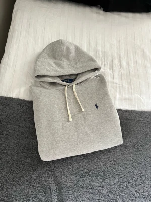 Helt Ny! Grå Ralph Lauren Hoodie  - Riktigt fet Grå Ralph Lauren Hoodie🔥Storlek S, Nyskick. Aldrig använd. Riktigt mjuk och skön. Perfekt till vintern☃️Hör gärna av er vid funderingar🙌🏻