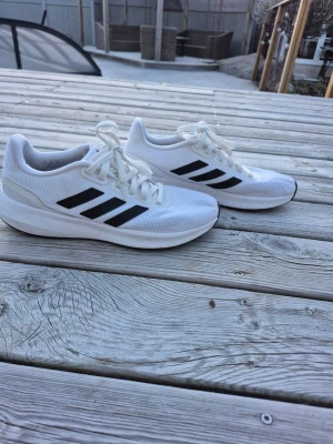 Vita sneakers, Adidas, strl 40  - Vita sneakers från Adidas. Använda vid ett tillfälle innan sonen växte ur dem. 