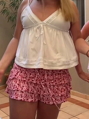 Jätte fin mini skirt💗😙 - En super snygg mini skirt från Gina, använt den ett fåtal gånger men tyvärr har den blivit förliten.