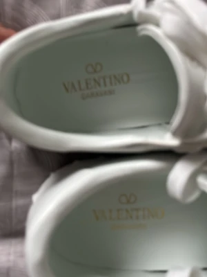 Valentino Garavani vita sneakers - Säljet ett par äkta valentino skor storlek 43. Säljer dessa eftersom de inte är min stil och är för stora. Använd i cirka 1 månad. Boxen finns som bevis på äkthet😁