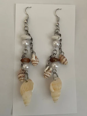 Beachy summer earrings🐚 - Silverfärgade örhängen med snäckor av plast💕