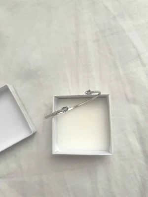 Caroline Svedbom armband  - Ett fint armband från Caroline Svedbom. Rhodium med crystal. Passar till bröllop, förlovning, fest eller studenten. Helt nytt och aldrig använt 🌸 Asken medföljer (har lite smink på) 🌸