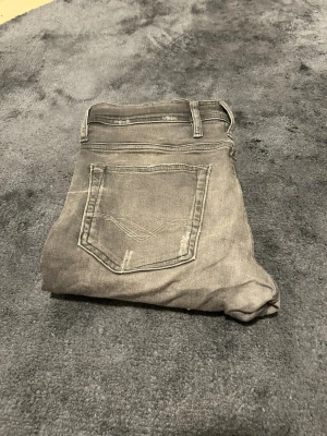 Väldigt snygga grå replay jeans med slitningar - Bara använda typ 2 gånger och är som nya. Väldigt snygga och sköna jeans. Vet inte riktigt modellen på dom men storleken är W30 L32. De är slim fit jeans