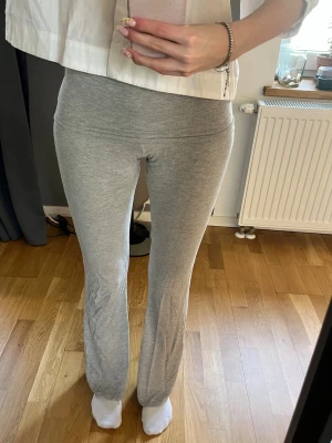 Lager 157 Yoga Pants Low waisted  - Gråa yoga pants i lågmidjat! 🩷 Storlek XS, lite längre i längden på byxorna. Hör av er om fler bilder eller frågor! 